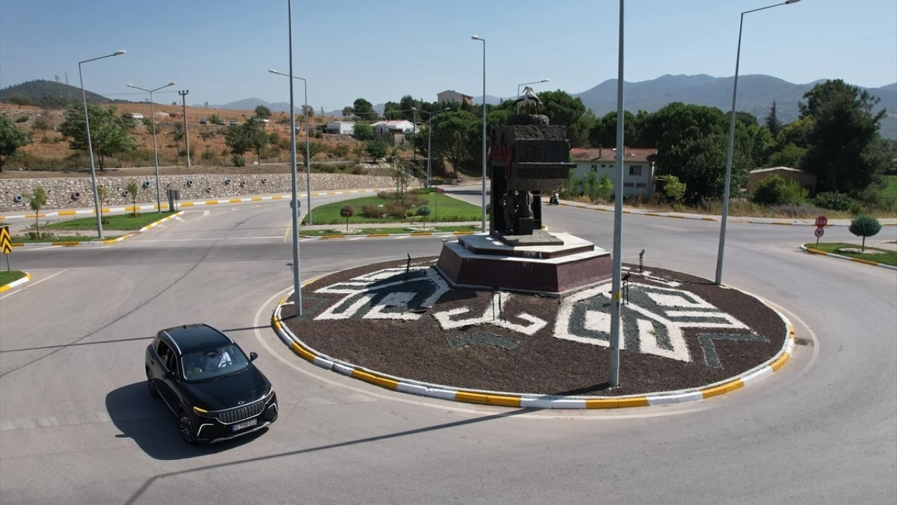 Sındırgılı çocuklar TOGG ile şehir turu attı