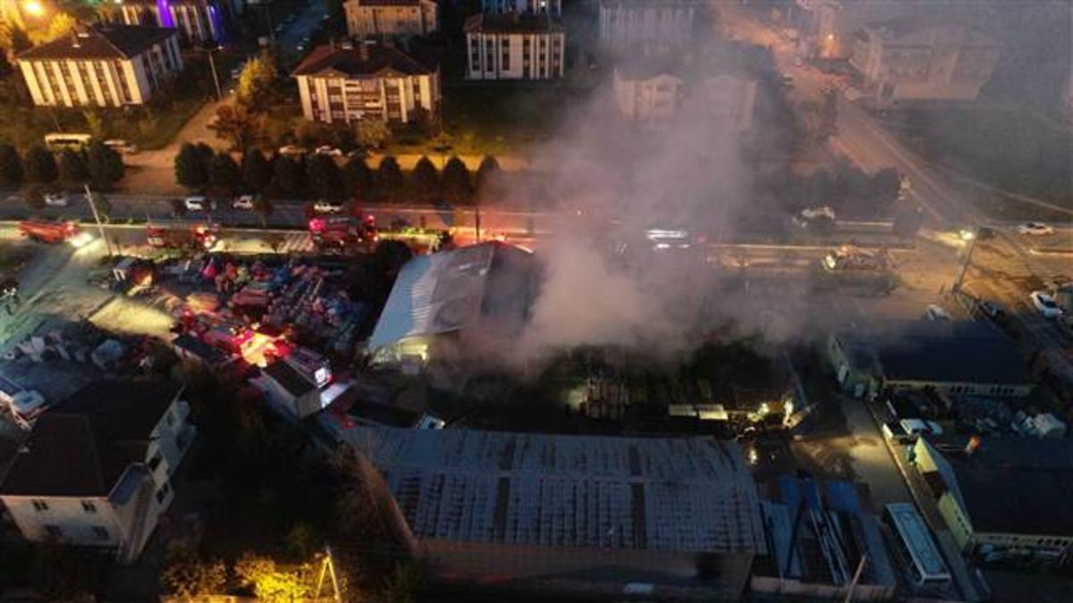 Belediye'nin deposu alev alev yandı