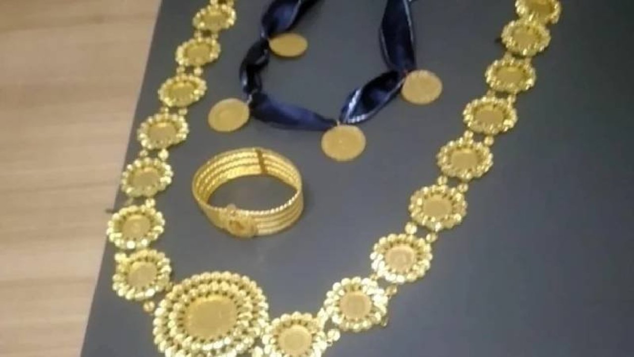 Düğüne giderken 1 milyon 250 bin TL'lik takılarını yolda düşürdüler