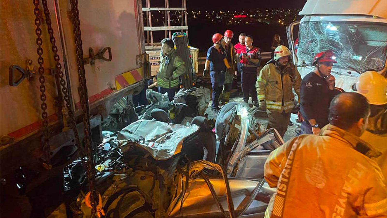 İstanbul'da zincirleme trafik kazası: 4 kişi öldü, 4 kişi yaralandı