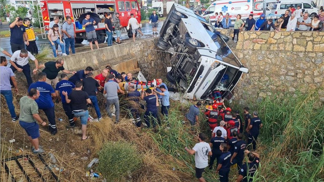 Bodrum'da, midibüs dere yatağına uçtu; 23 işçi yaralı