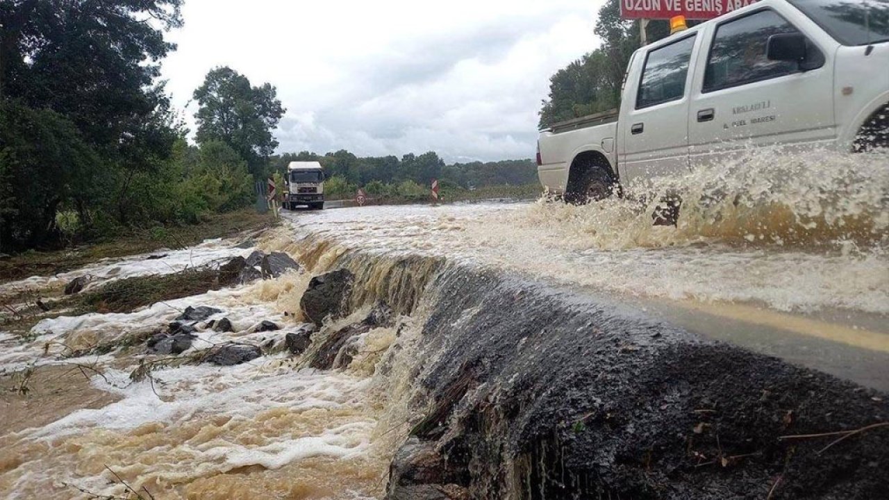 Kırklareli'de kuvvetli yağışta dereler taştı, yollar kapandı; 1'i çocuk 5 kayıp