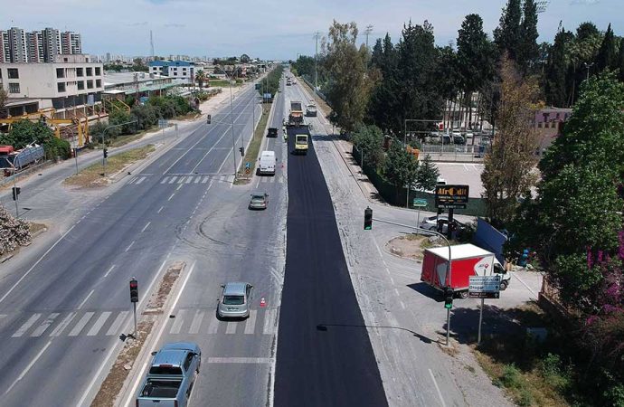 Adana Büyükşehir; asfalt, kaldırım, bordür ve peyzaj çalışmalarını sürdürüyor