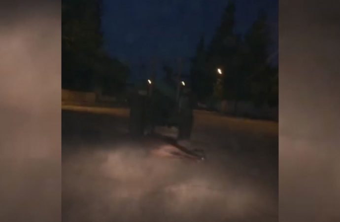 Ölü atı traktöre bağlayıp, sürükledi