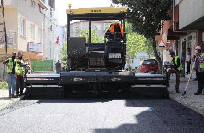 Kartal Belediye Başkanı Gökhan Yüksel asfalt çalışmalarını yerinde inceledi
