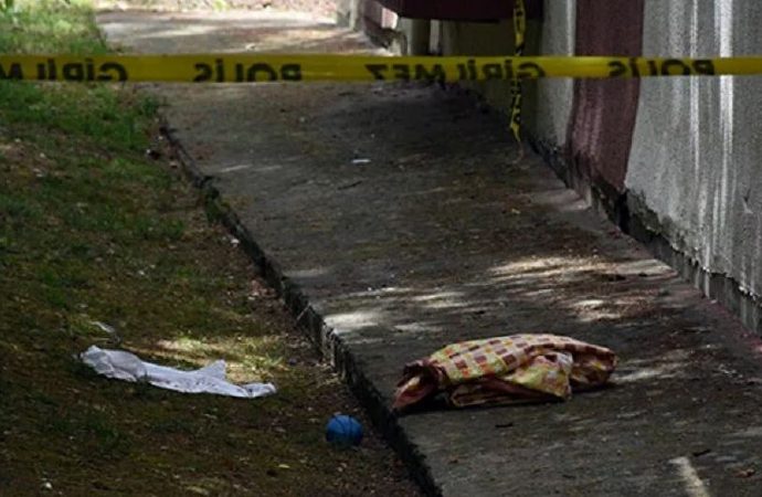 Yeni doğmuş bebek site bahçesinde ölü bulundu: ‘Oyuncak bebek zannettim’