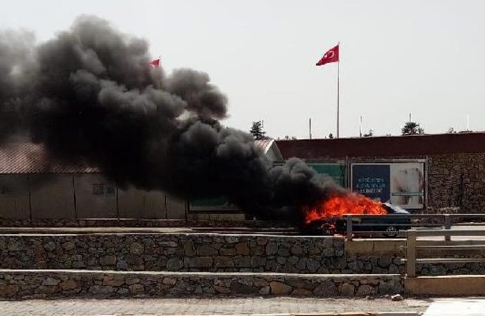 Klimayı çalıştırdı, otomobil alev topuna döndü