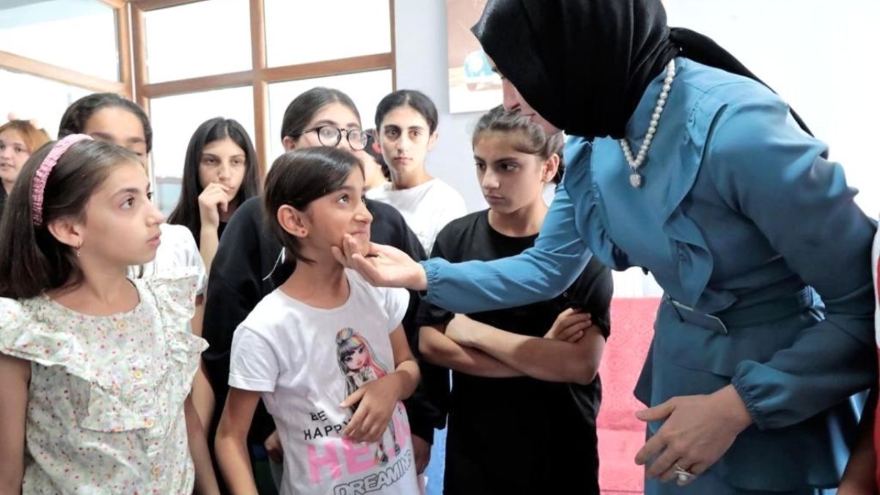 Ağrı Valisi Mustafa Koç'un eşi Neslihan Gül Koç, Çocukevleri Sitesi'ni ziyaret etti