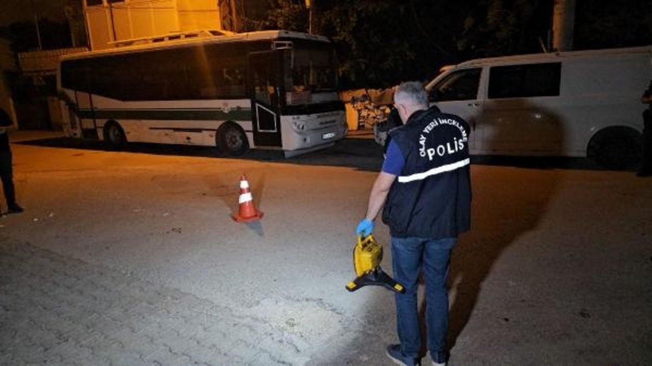 Adana'da Otomobilde Silahlı Saldırı: 1 Yaralı