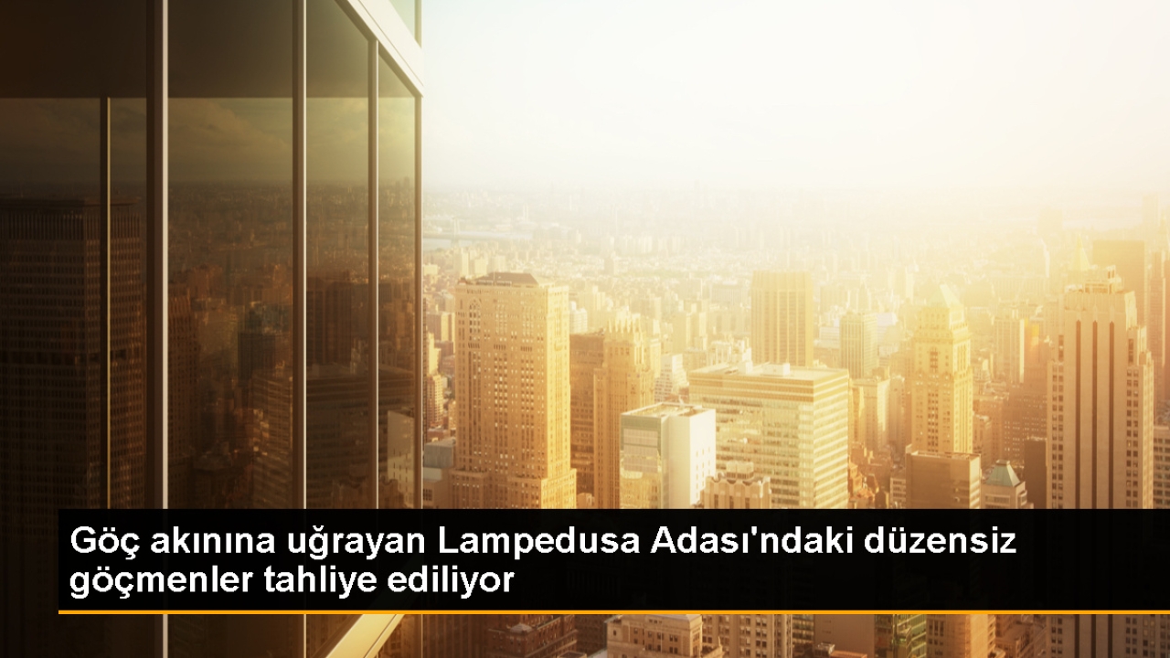 Göç akınına uğrayan Lampedusa Adası'ndaki düzensiz göçmenler tahliye ediliyor