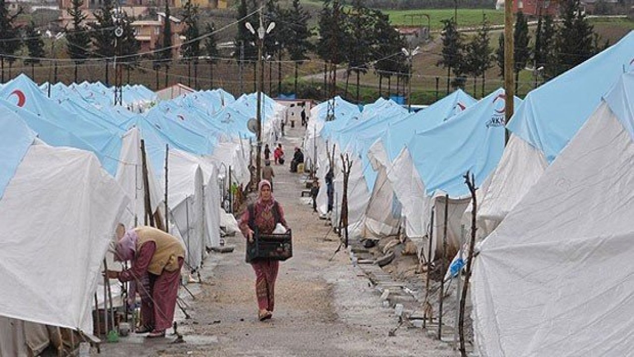 Hatay'da, depremzedelere gönderilen yardım kolilerini saklayıp parça parça satmışlar!