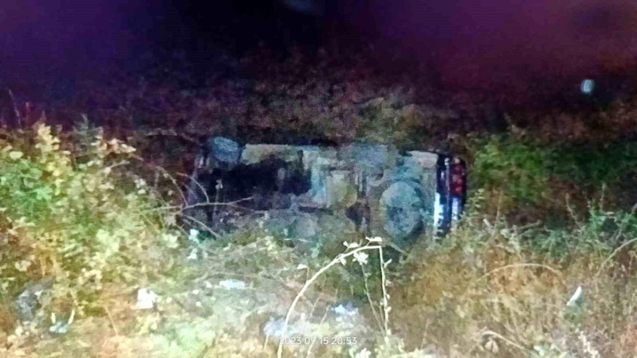 Adıyaman'ın Gölbaşı ilçesinde otomobil şarampole devrildi, 1 kişi yaralandı