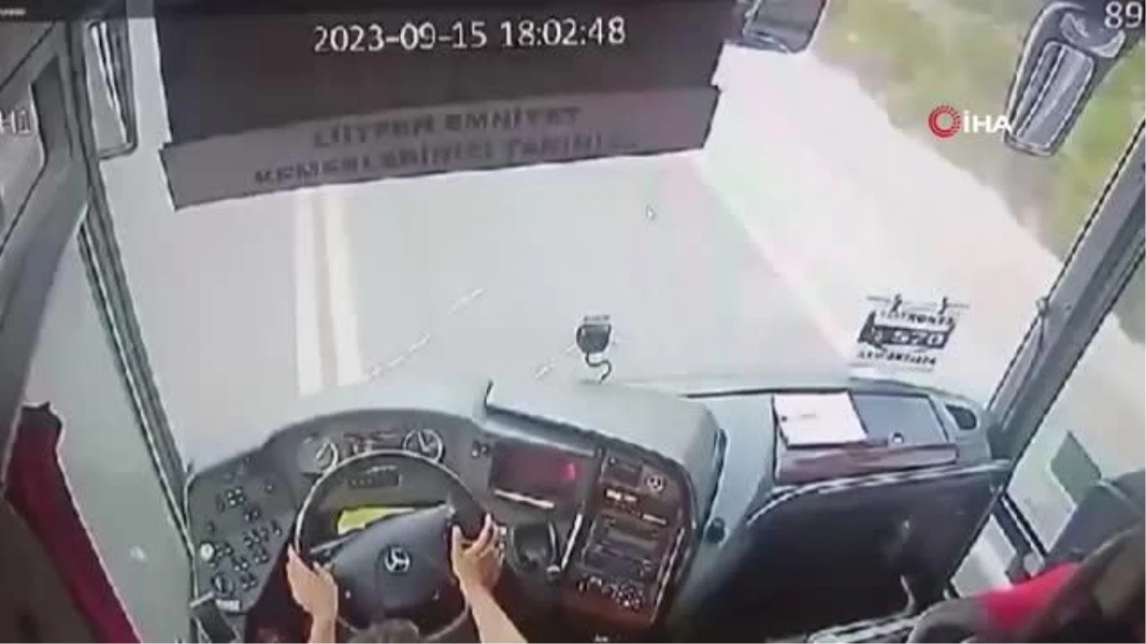 Antalya'da yolcu otobüsü ile otomobil kafa kafaya çarpıştı: 1 ölü, 5 yaralı
