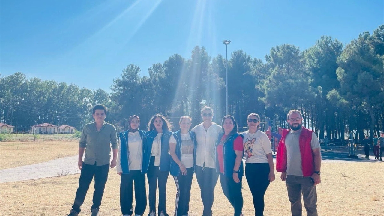 Alaçam'da öğrenciler çevre temizliği yaptı