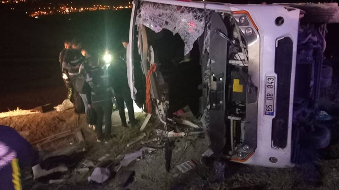 Van'da otobüs kazası: 5 düzensiz göçmen öldü, yedi emniyet personeli yaralandı