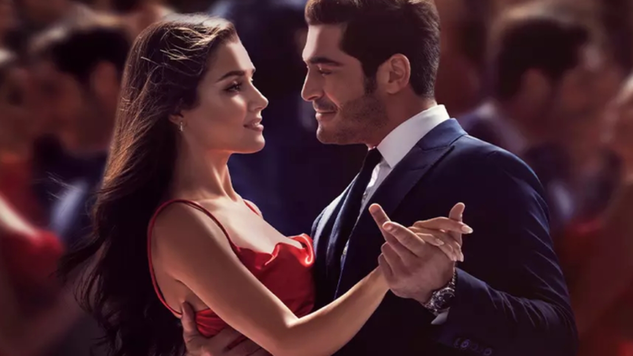 Hande Erçel ve Burak Deniz'li Bambaşka Biri'deki çekim hatası dikkatlerden kaçmadı! Arada sadece saniyeler var