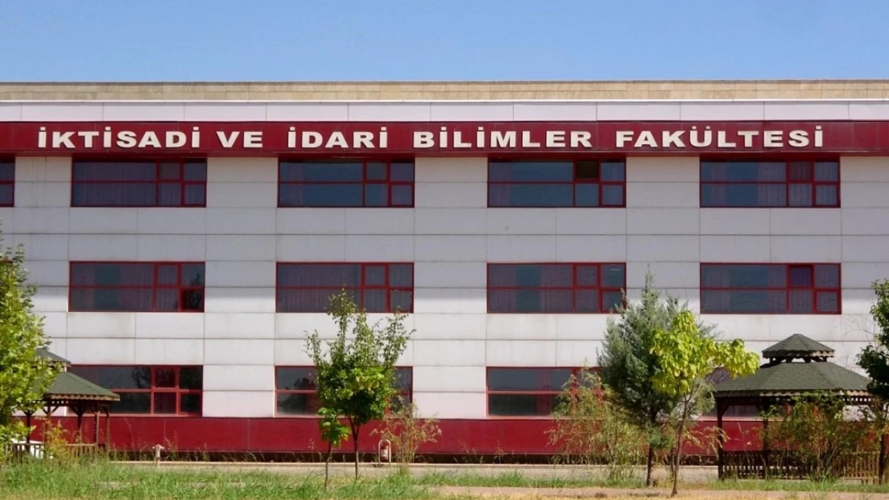 Dicle Üniversitesi Dekan Yardımcısı Bıçaklı Saldırıya Uğradı