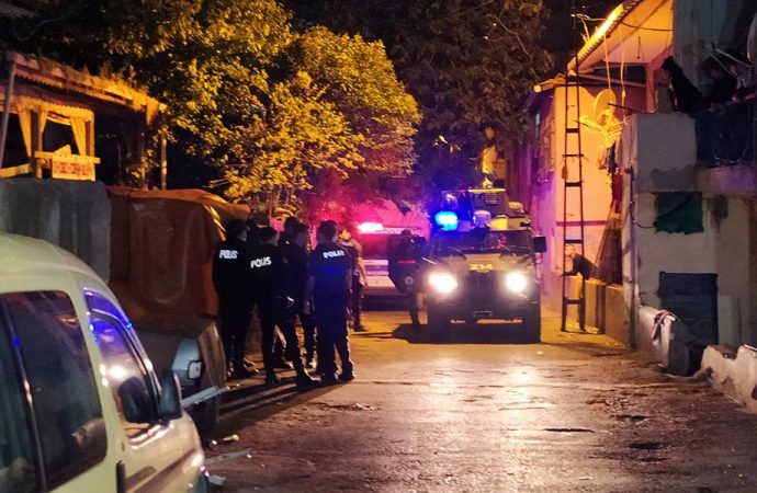 Kadıköy’de bıçaklı kavga: Yaralılar var