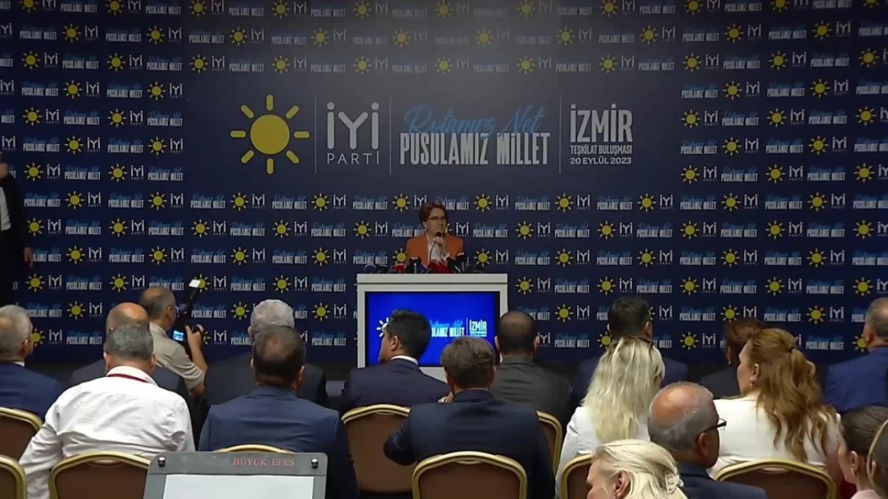 Akşener, Ümit Özlale'yi İzmir Büyükşehir Belediye Başkan Adayı Olarak Açıkladı: 