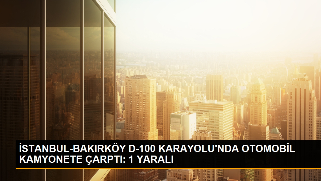 Bakırköy'de otomobil kamyonete ve elektrik direğine çarptı