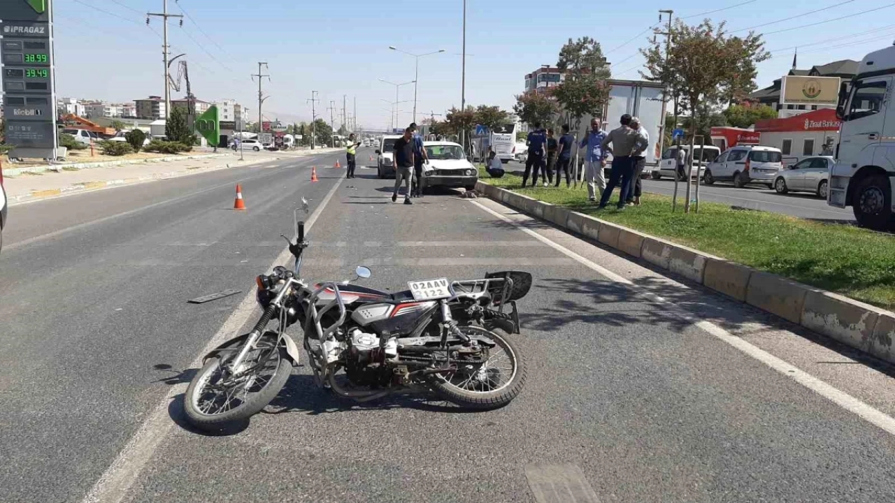 Adıyaman Küçük Sanayi Sitesi'nde Otomobil ve Motosiklet Çarpışması: 1 Kişi Ağır Yaralandı