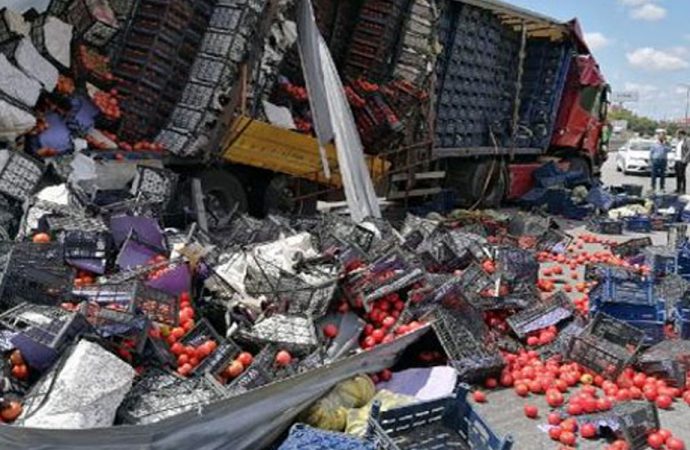 TIR’lar çarpıştı meyveler yola saçıldı!