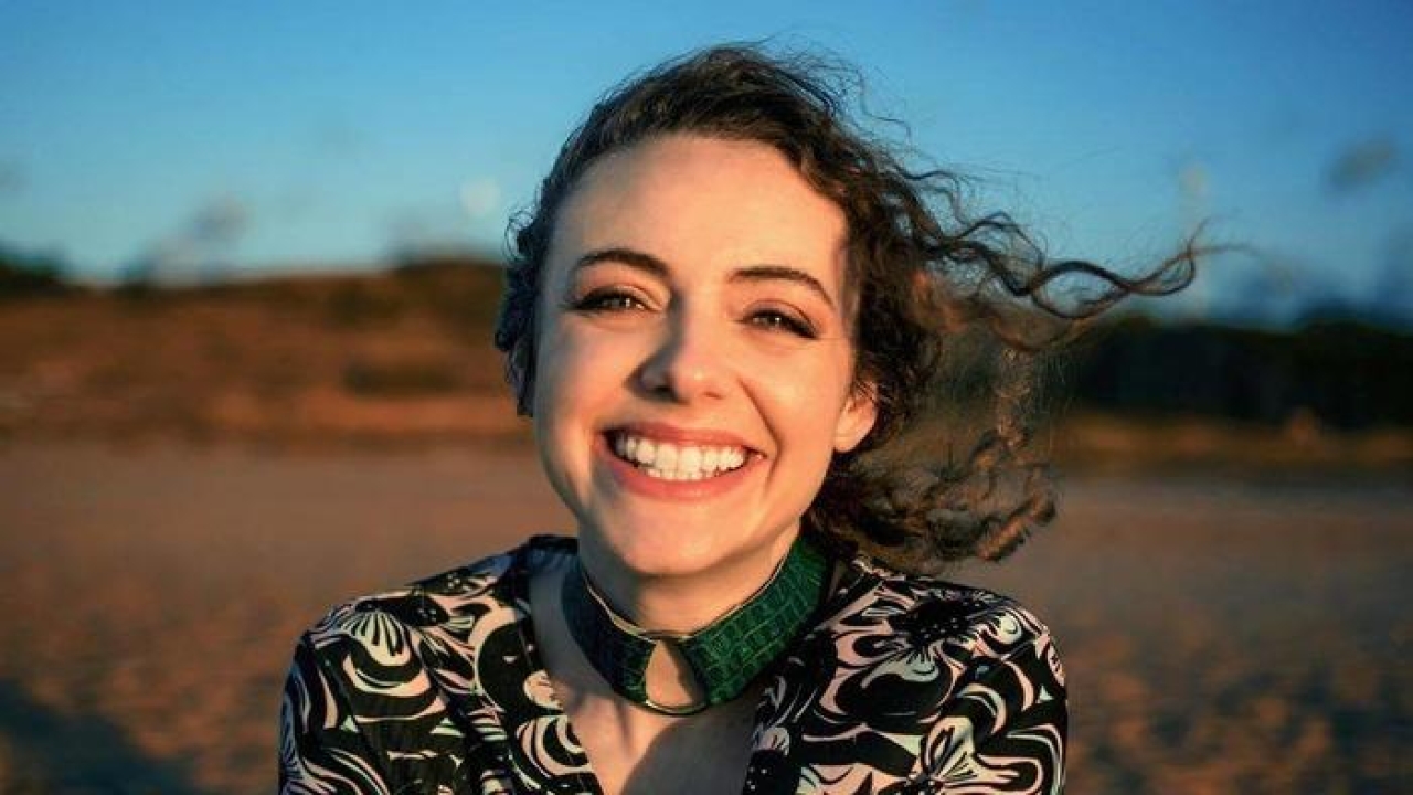 Akasya Durağı'nın Nurten'i Cansu Gültekin evlendi! Eşiyle dudak dudağa poz