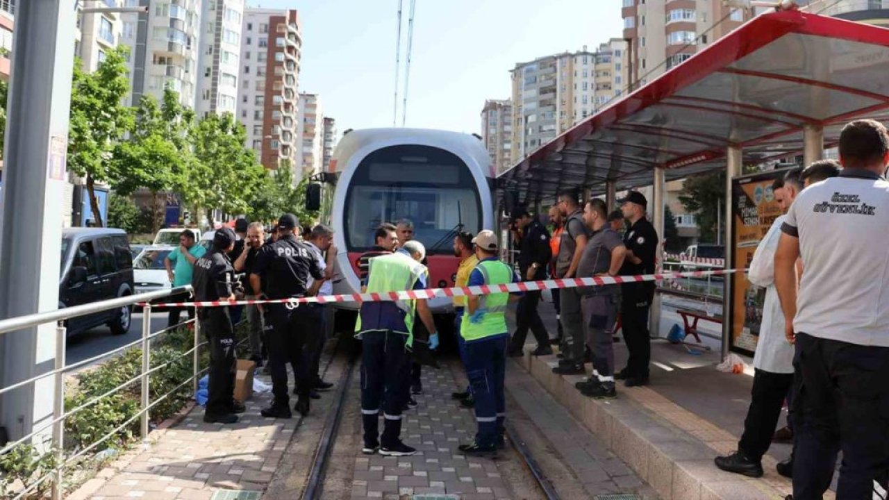 Tramvaya kaçak binmek isterken canından oldu