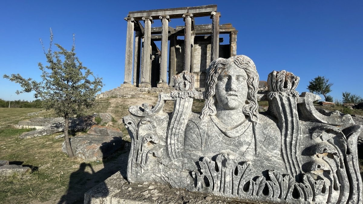 Kütahya'da 2 bin yıllık makyaj malzemeleri bulundu