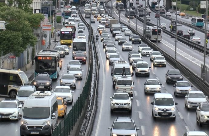 İstanbul’da trafik bazı noktalarda durma noktasına geldi