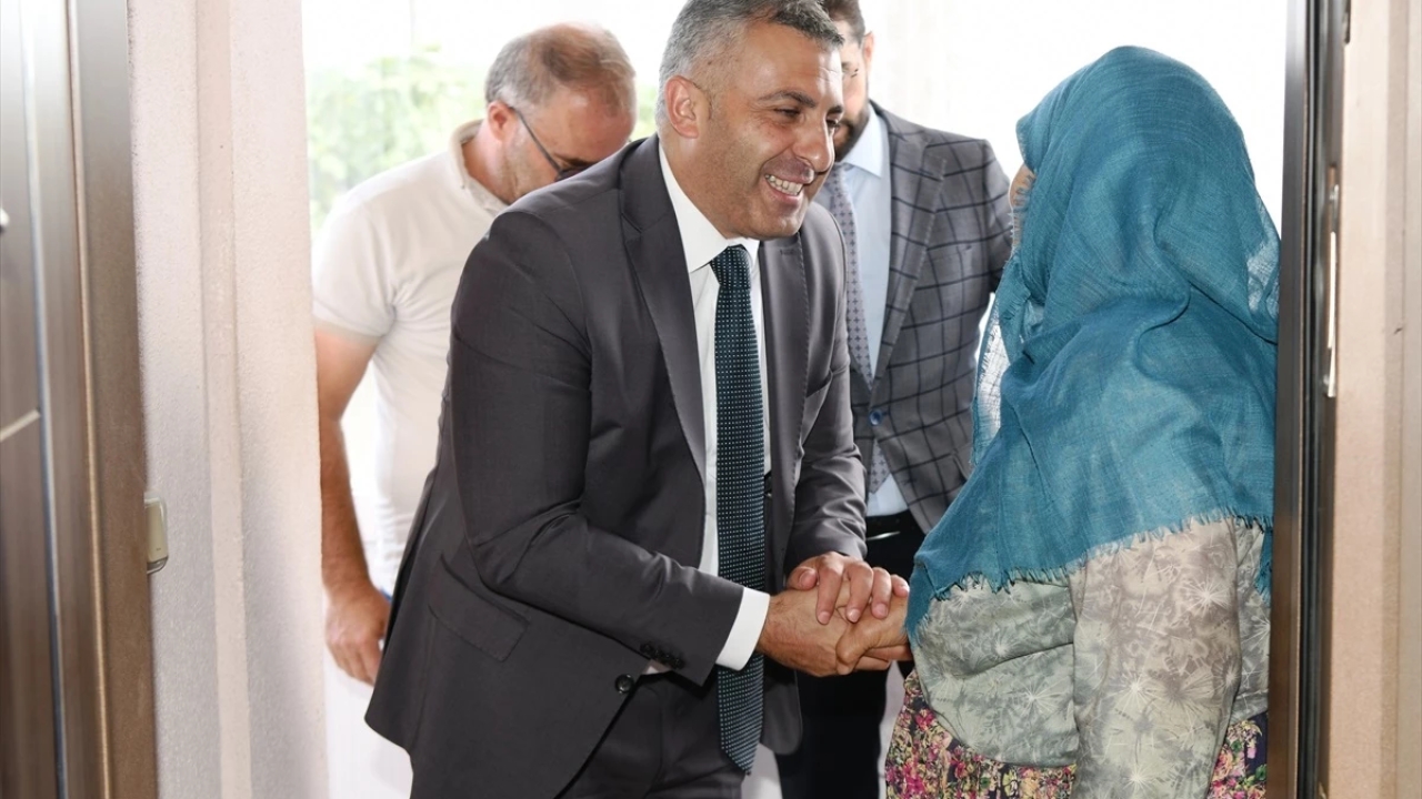 Lapseki Kaymakamı Öztürk'ten şehit annesine ziyaret