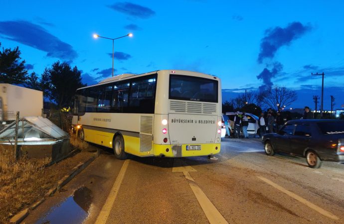 Şehir içi yolcu otobüsü ile hafif ticari araç çarpıştı: 2 yaralı