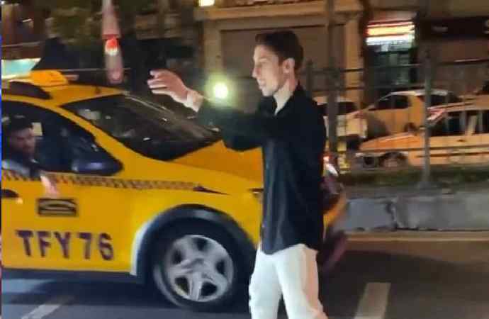 Futbolcu polis kılığına girip trafik denetimi yaptı