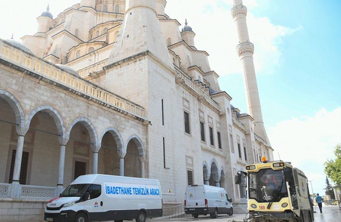 Büyükşehir camilerde temizlik ve dezenfekte çalışması gerçekleştirdi