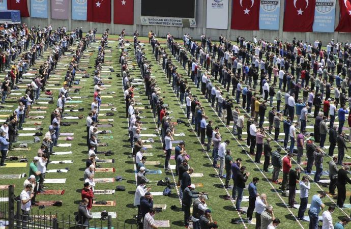 Cuma namazı salgın sonrası ilk kez kılındı