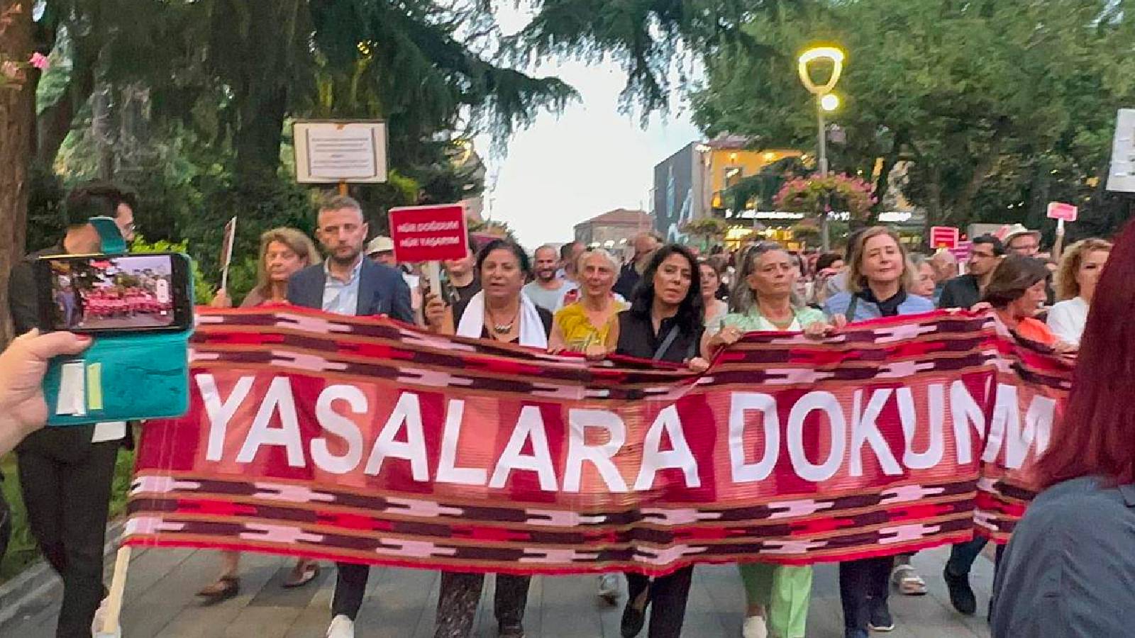 Trabzon'da, Anayasa değişikliğine karşı yürüyüş: MEDENİ YASA'YA DOKUNMA, UYGULA