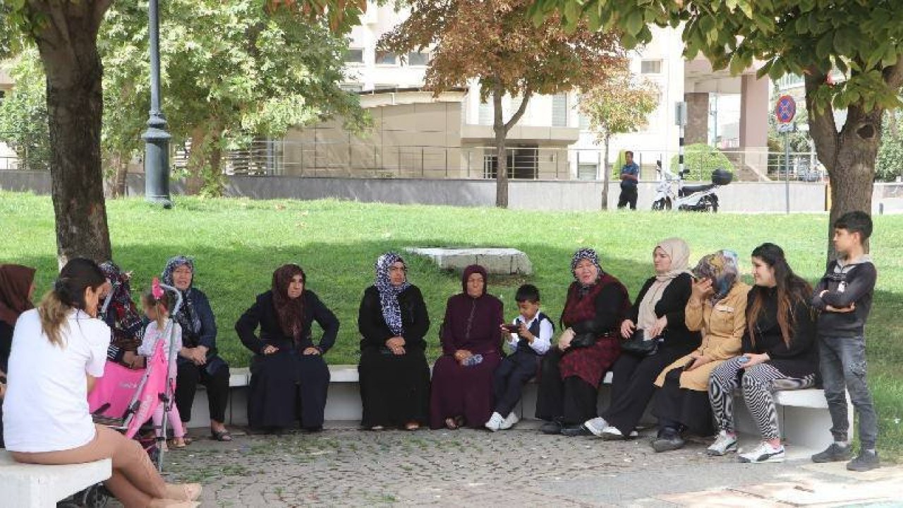 Ev alma umuduyla dolandırıldıklarını öne sürerek eylem yaptılar