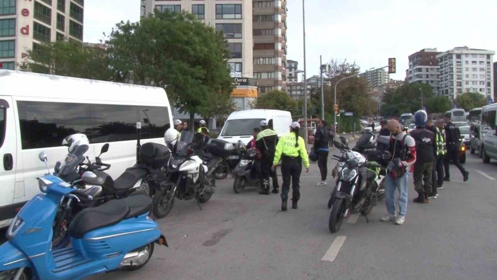 Kadıköy’de motosiklet sürücülerine denetim yapıldı, 3 motosiklet bağlandı