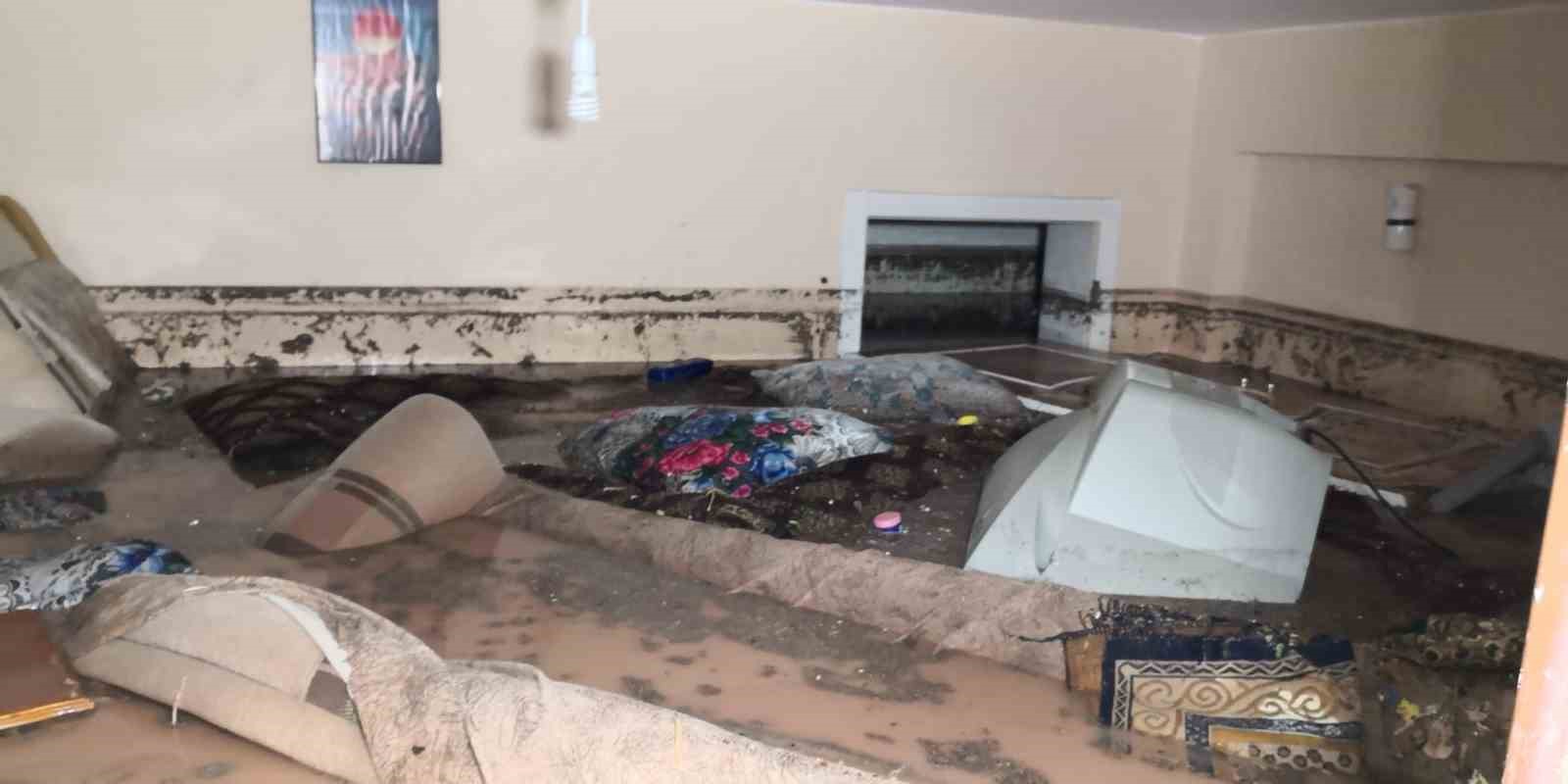 Dört çocuk boğulmaktan son anda kurtarıldı: Sel, evin tavanına kadar yükseldi