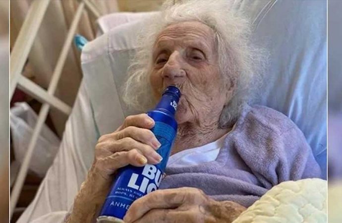 103 yaşında koronavirüsü yenen kadının ilk isteği bira oldu