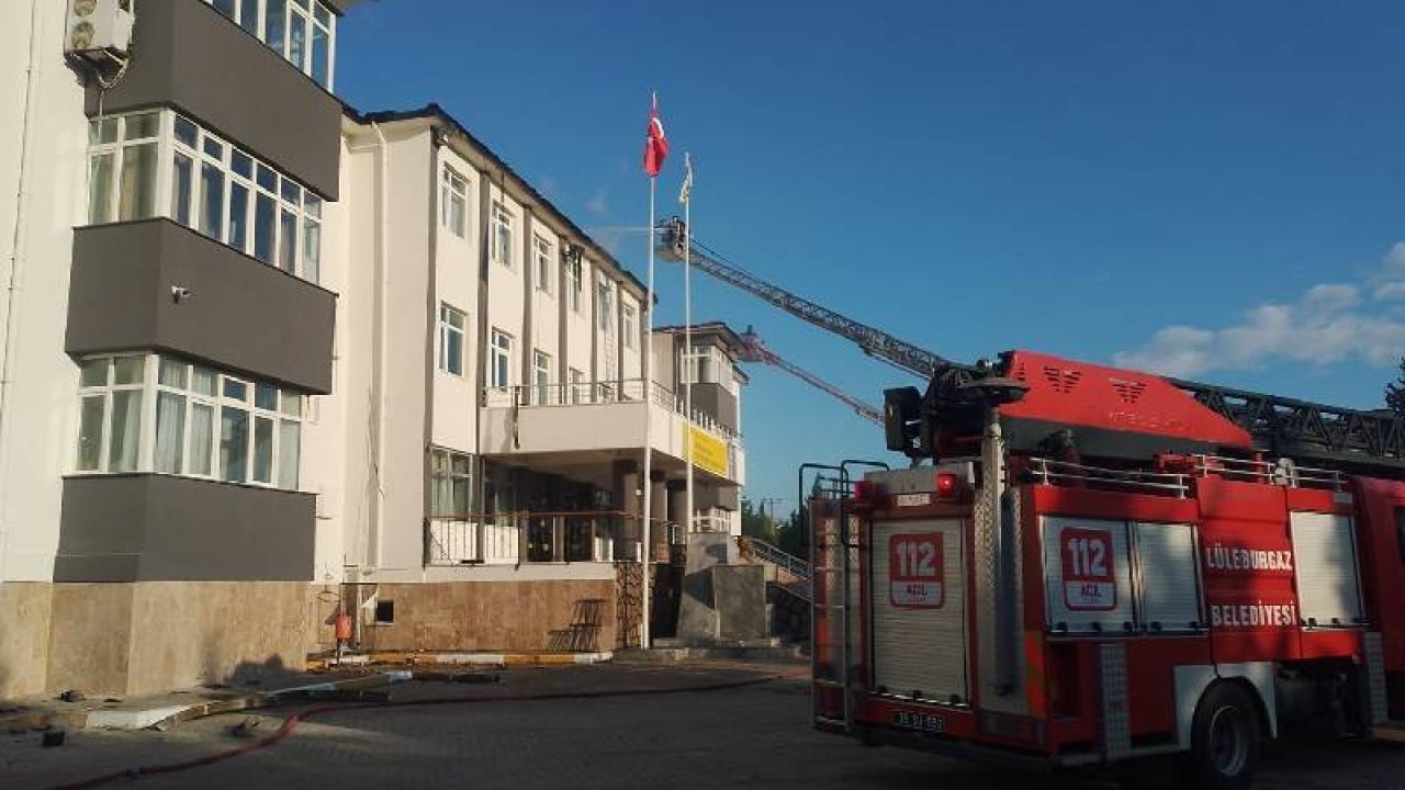 Okul çatısında yangın: Öğrenci ve öğretmenler tahliye edildi