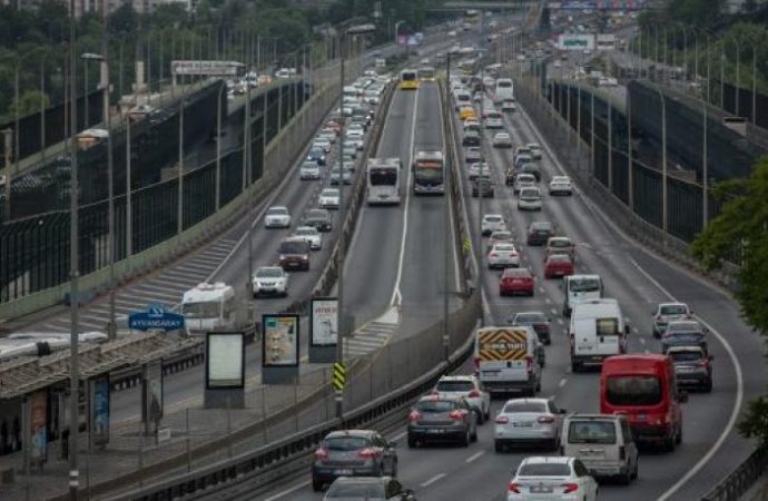 Normalleşme sabahında İstanbul trafiğinde yoğunluk