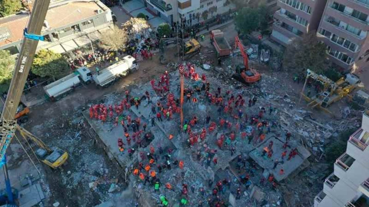 İzmir depreminde 36 kişinin hayatını kaybettiği Rıza Bey Apartmanı davasında tutuklu sanıklar tahliye edildi