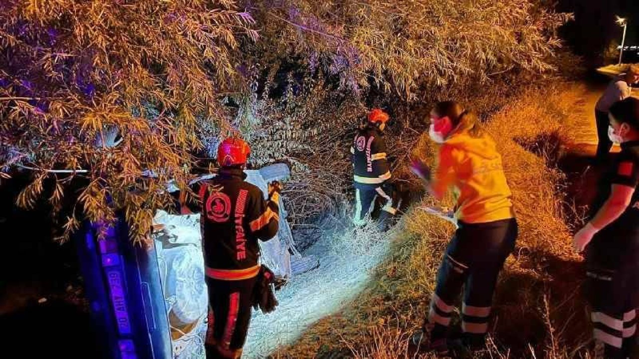 Otomobil şarampole devrildi: 2 kişi hayatını kaybetti, 3 kişi ise yaralandı