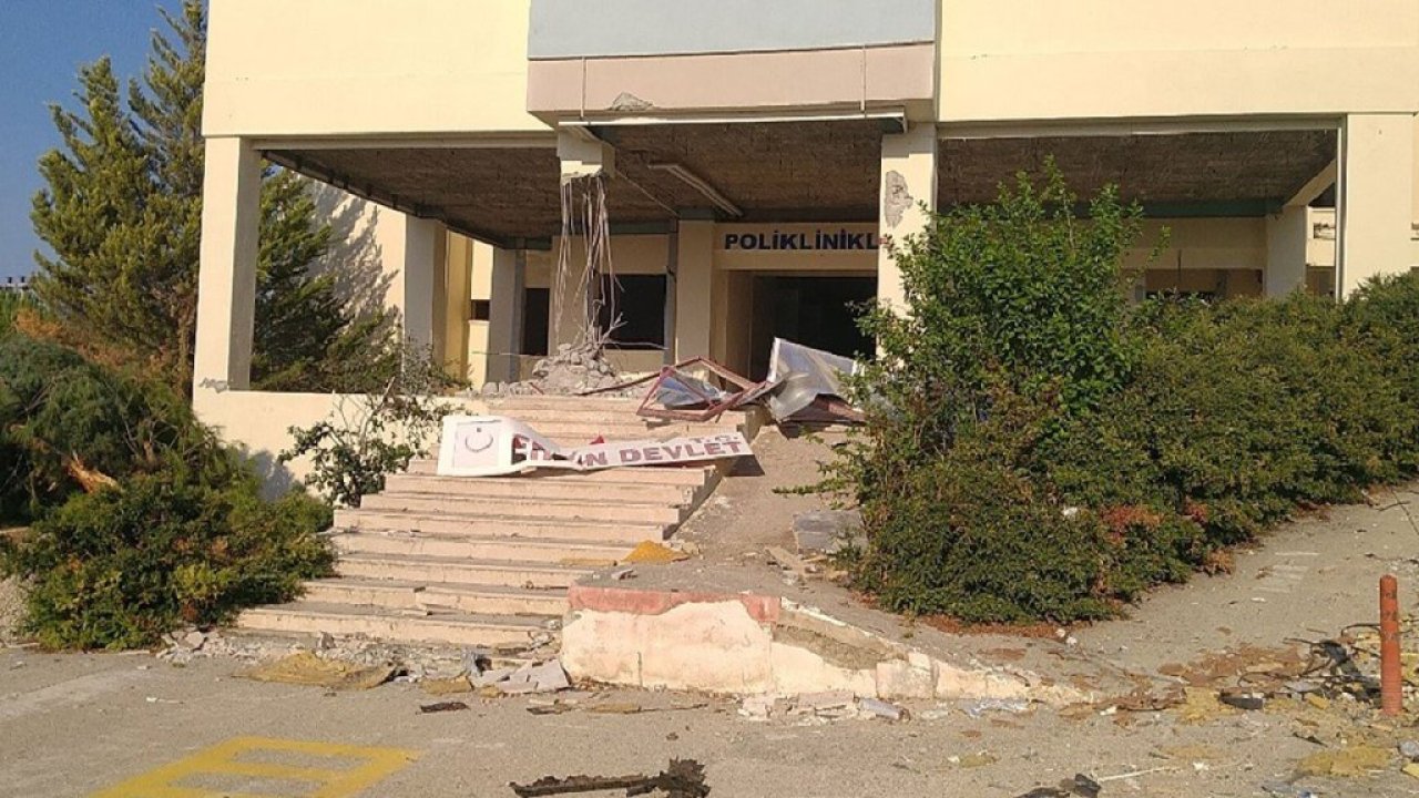 Depremde ağır hasar alan Erzin Devlet Hastanesi’nin yıkımı başladı
