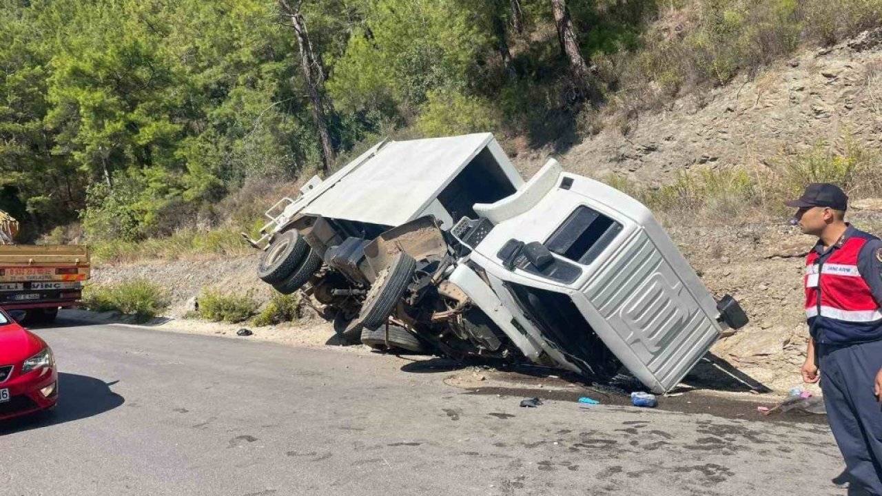 Alanya’da çöp kamyonu devrildi 1 işçi hayatını kaybetti