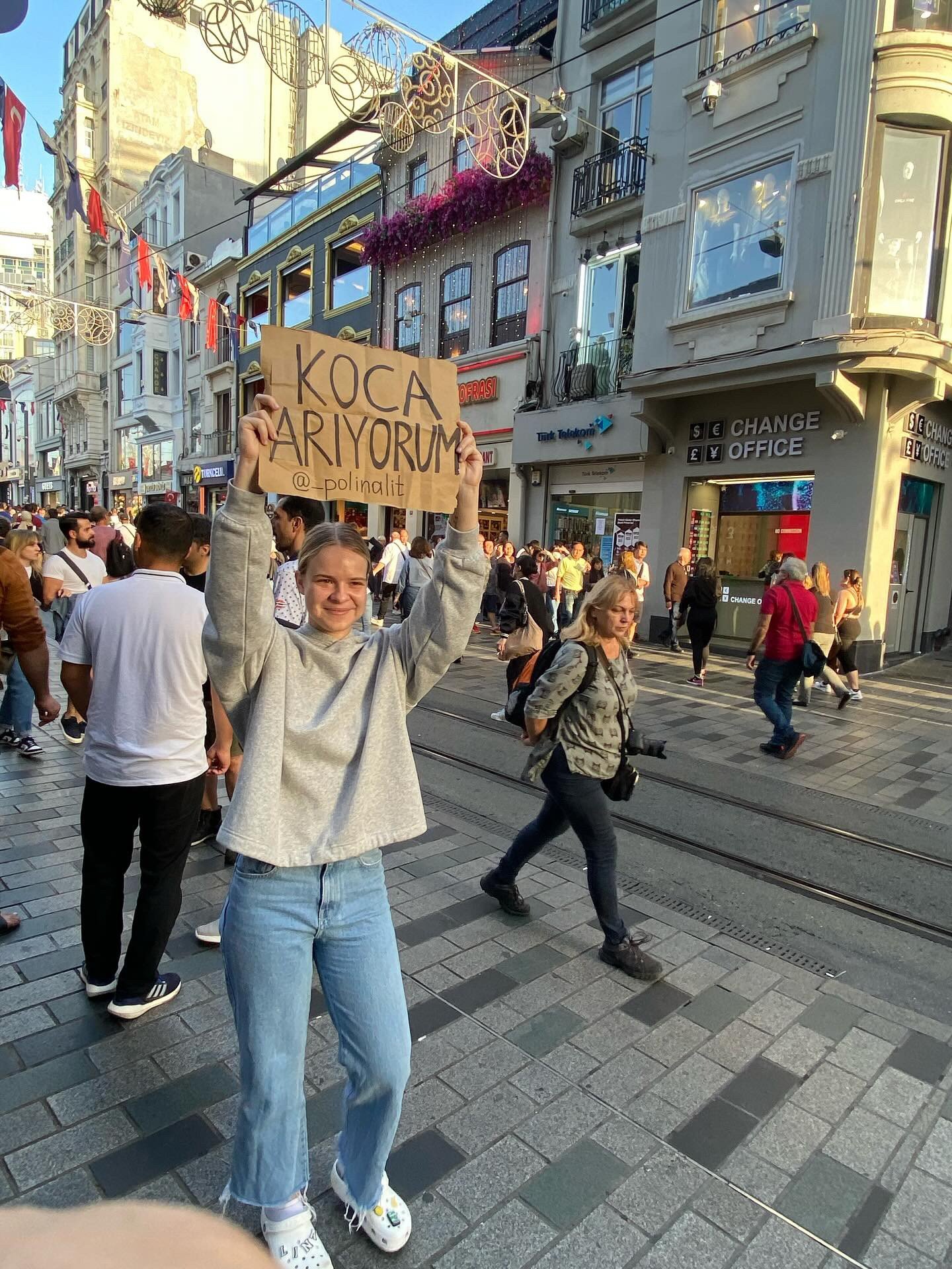Taksim’in ortasında ‘Koca arıyorum’ diye pankart açtı