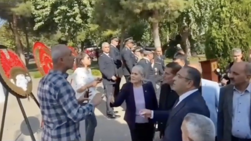 100. yıl törenleri: Diyarbakır'daki Cumhuriyet Bayramı töreninde CHP'nin çelengine izin verilmedi