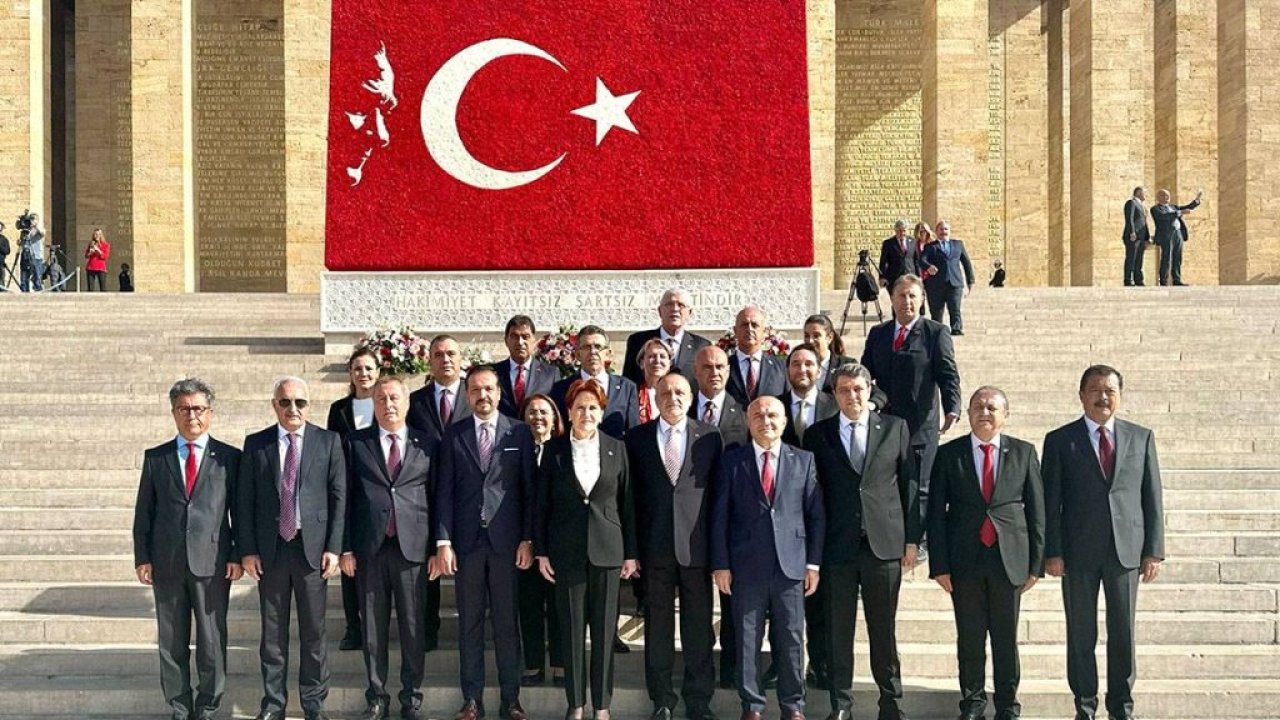 Akşener, partisiyle Anıtkabir'i ziyaret etti: Cumhuriyetimizin yılmaz bekçileri olacağız