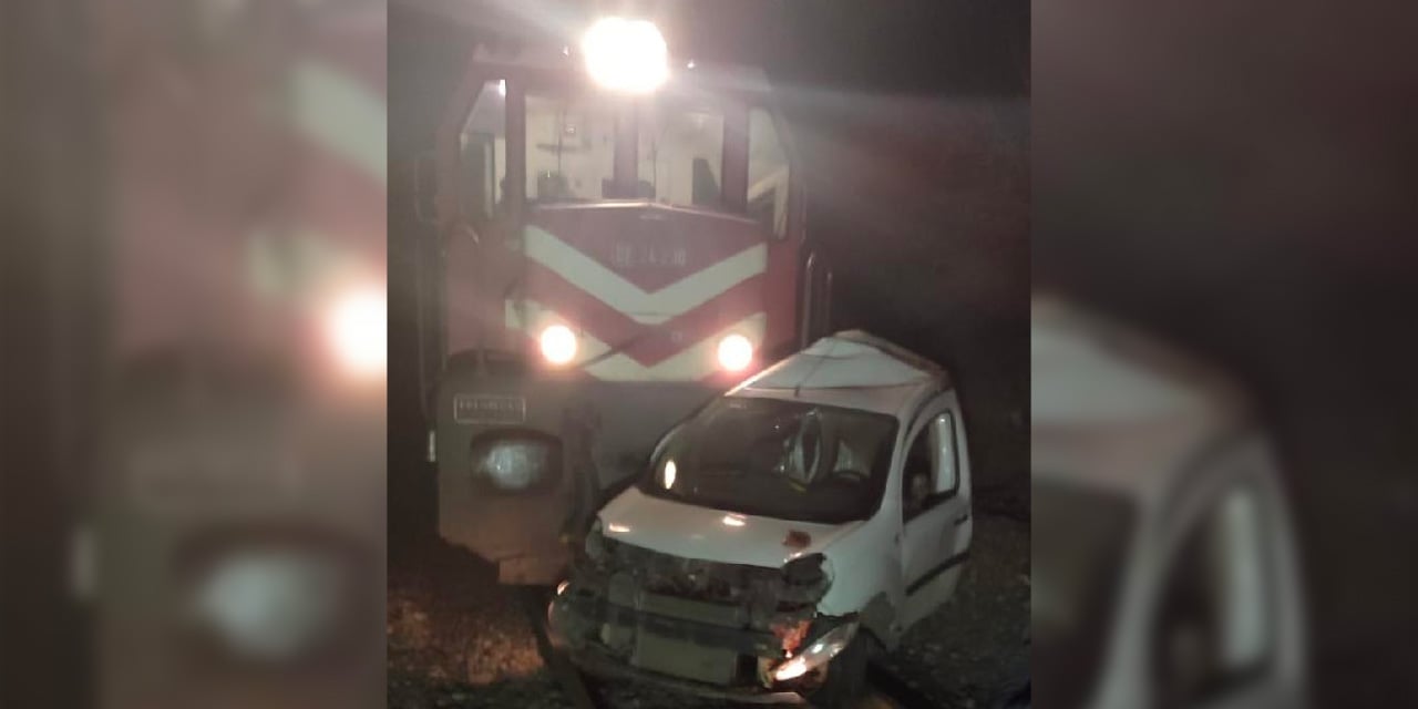 Yük treni çarptığı aracı 3 kilometre sürükledi